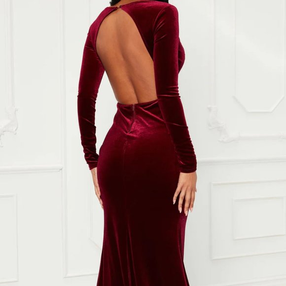 Elegant Burgundy Velvet Gown with Slit - Picture 3 of 3
